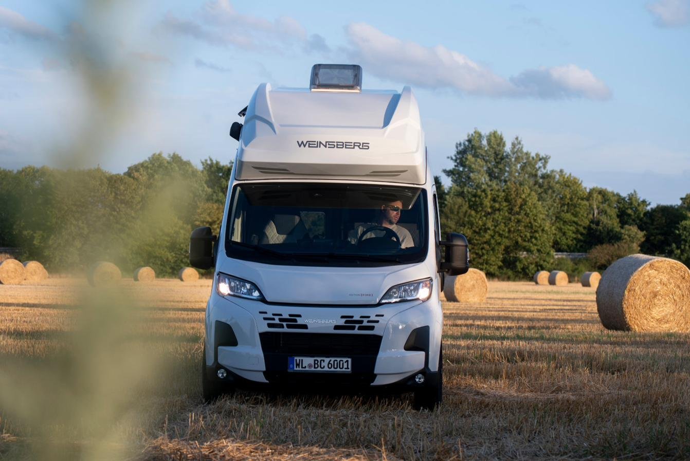 Automatik Wohnmobil CaraBus 600 MQH auf dem Feld mit Strohballen