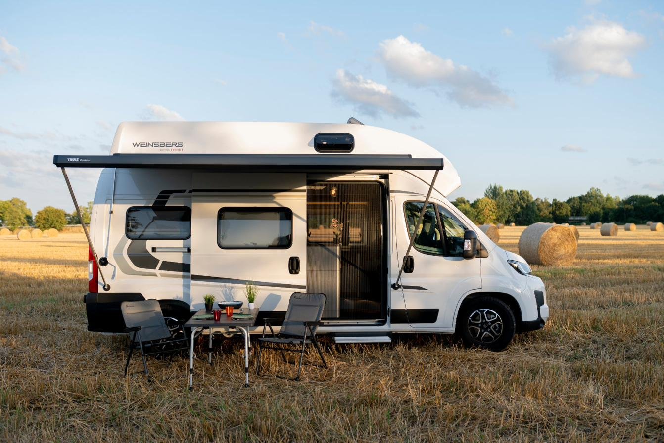 Wohnmobil Seitentür Einstieg mit Markise – Camper Lifestyle bei Sonnenuntergang
