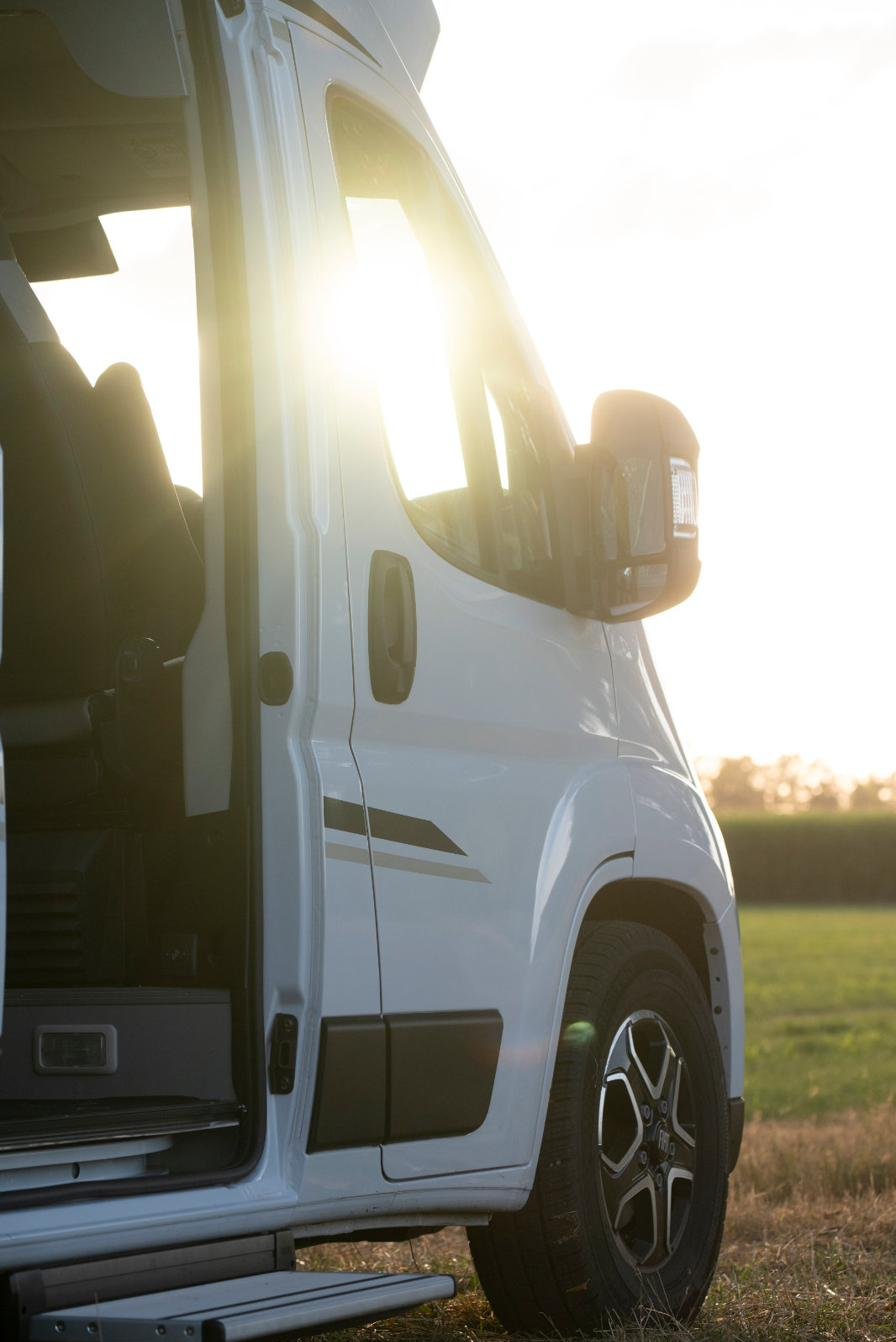 Automatik Camper Seitentür und Fahrerhaus Detail im Gegenlicht