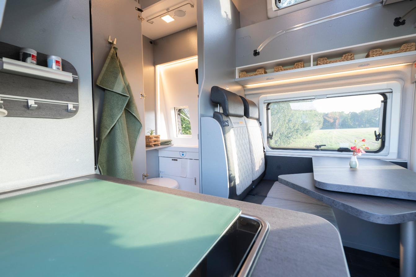 Wohnmobil Innenraum Übersicht – Küche, Bad und Sitzgruppe auf einen Blick