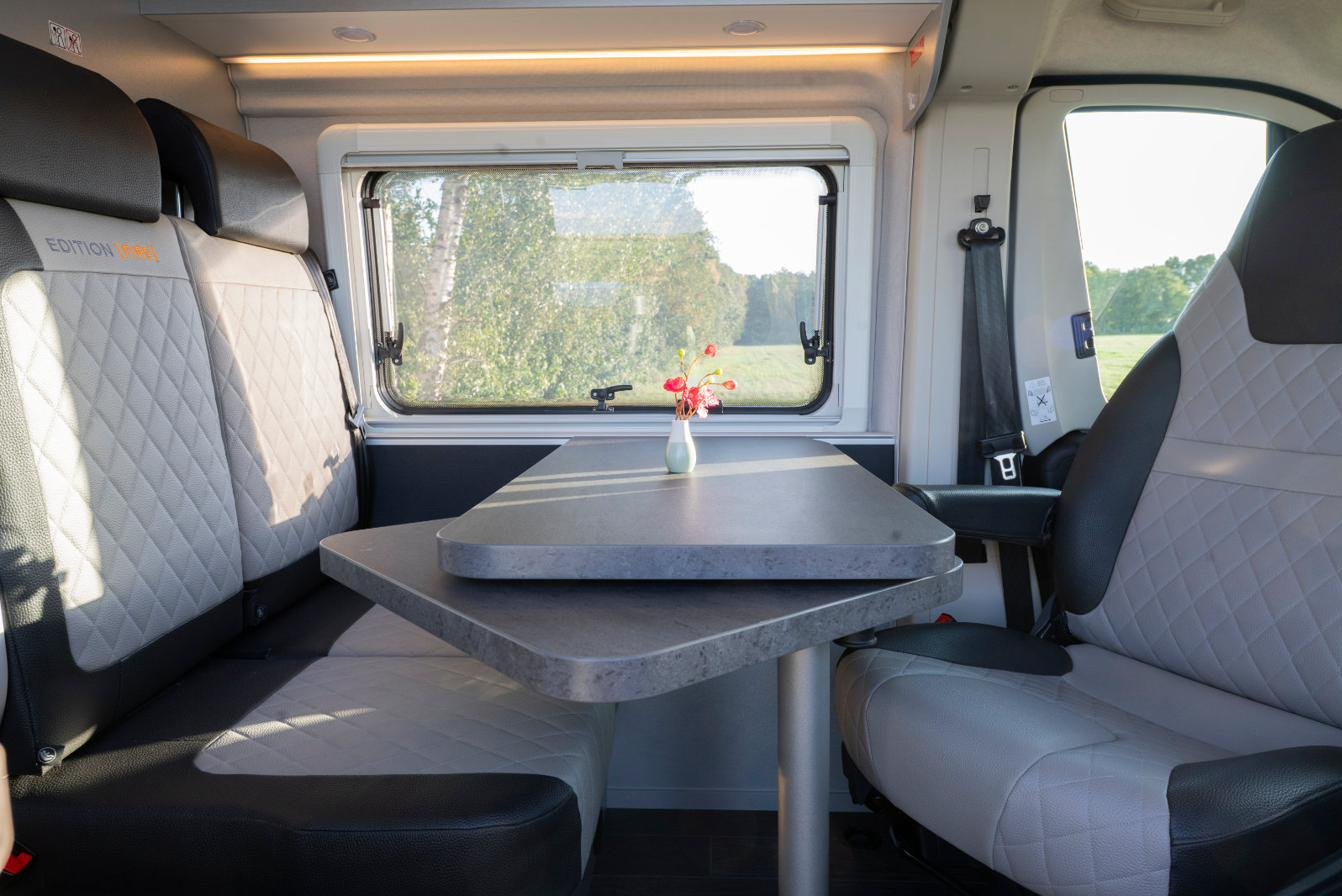 Camper Sitzgruppe mit Isofix-Rückbank – erweiterbar für mehr Reisende und Kindersitze