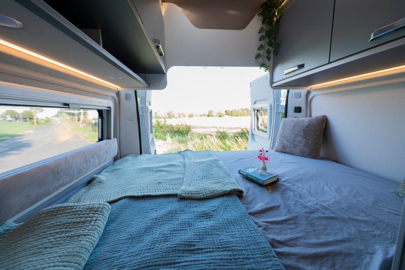 Wohnmobil Heckbett Doppelbett mit gemütlichem Styling