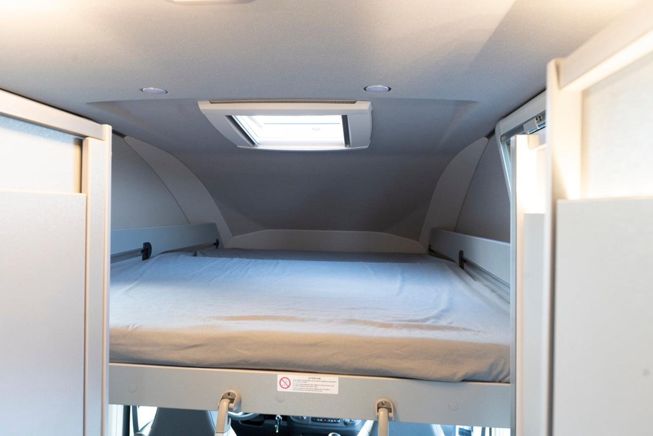 Wohnmobil Hochbett über dem Fahrerhaus mit Dachfenster – 4 Schlafplätze