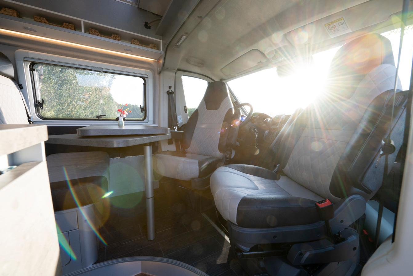 Wohnmobil Drehsitze am Tisch – Fahrerhaus wird Teil des Wohnraums